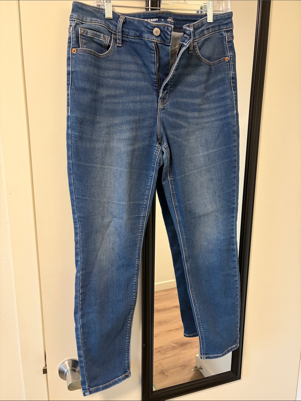 Old Navy Women’s Skinny Jeans in Medium Blue Wash